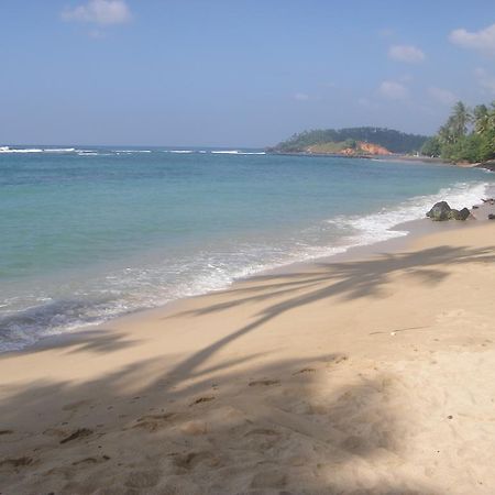 Sunray Rest - Beach View Homestay Mirissa Bagian luar foto