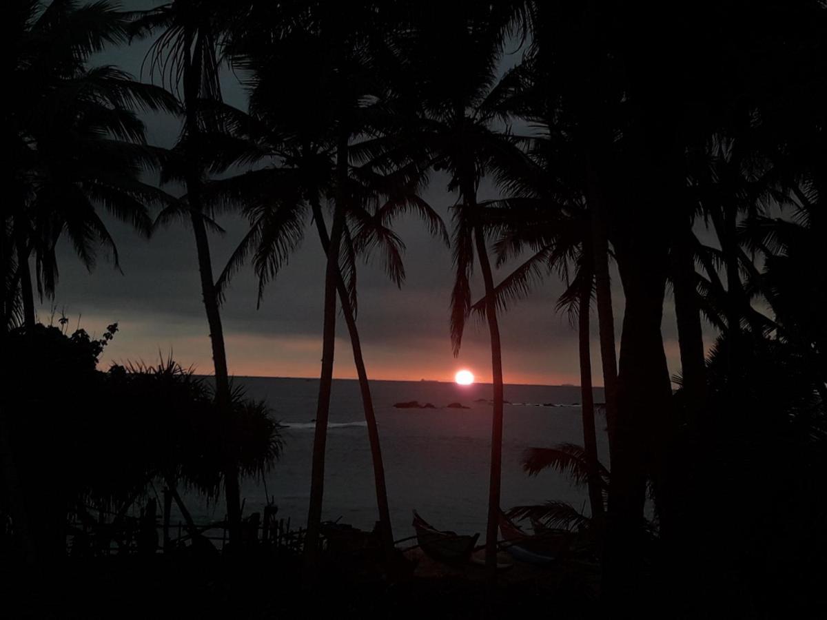 Sunray Rest - Beach View Homestay Mirissa Bagian luar foto