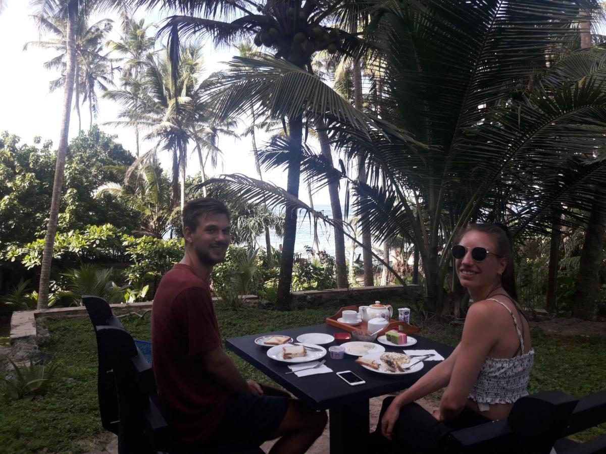 Sunray Rest - Beach View Homestay Mirissa Bagian luar foto