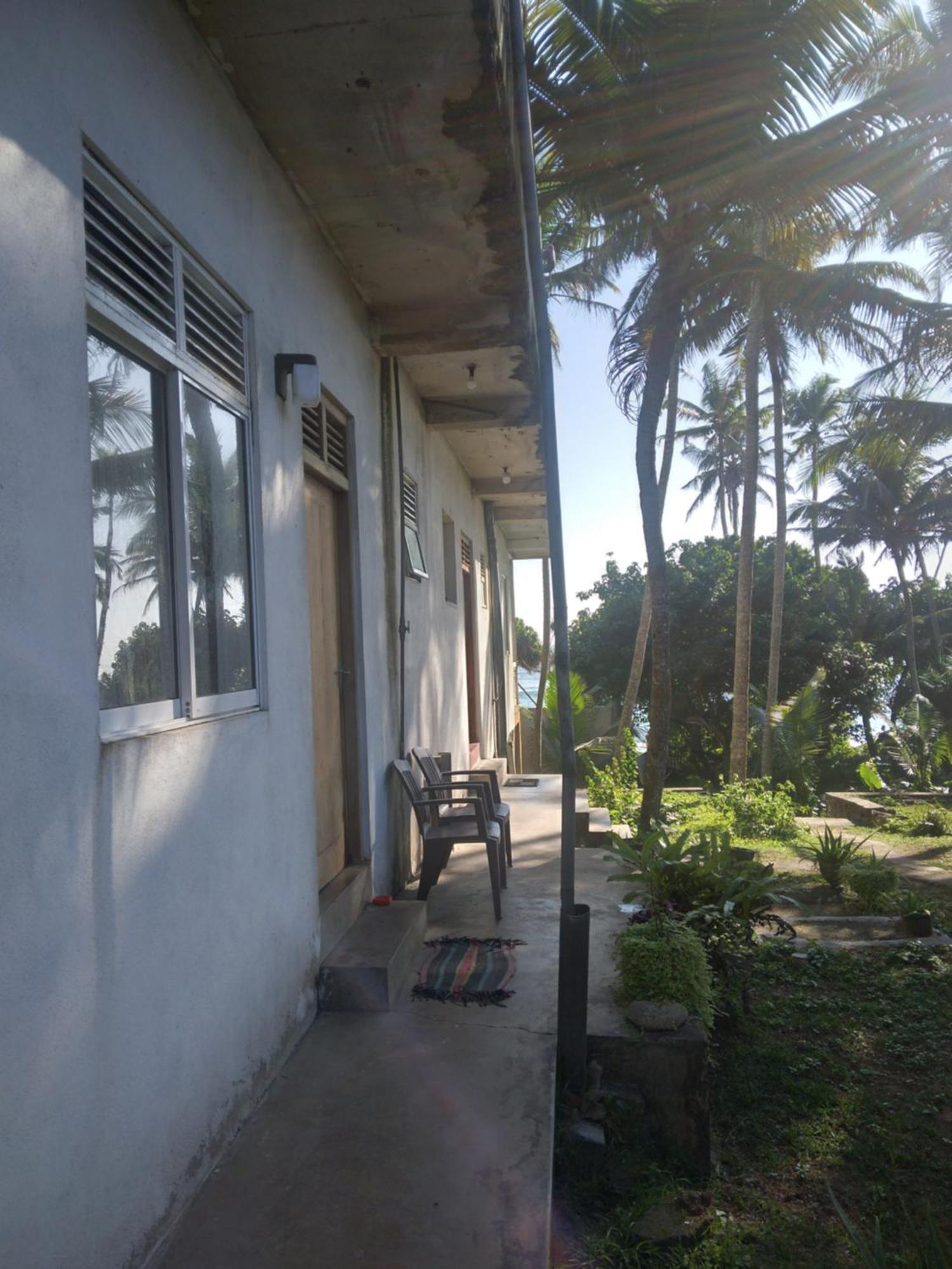 Sunray Rest - Beach View Homestay Mirissa Bagian luar foto