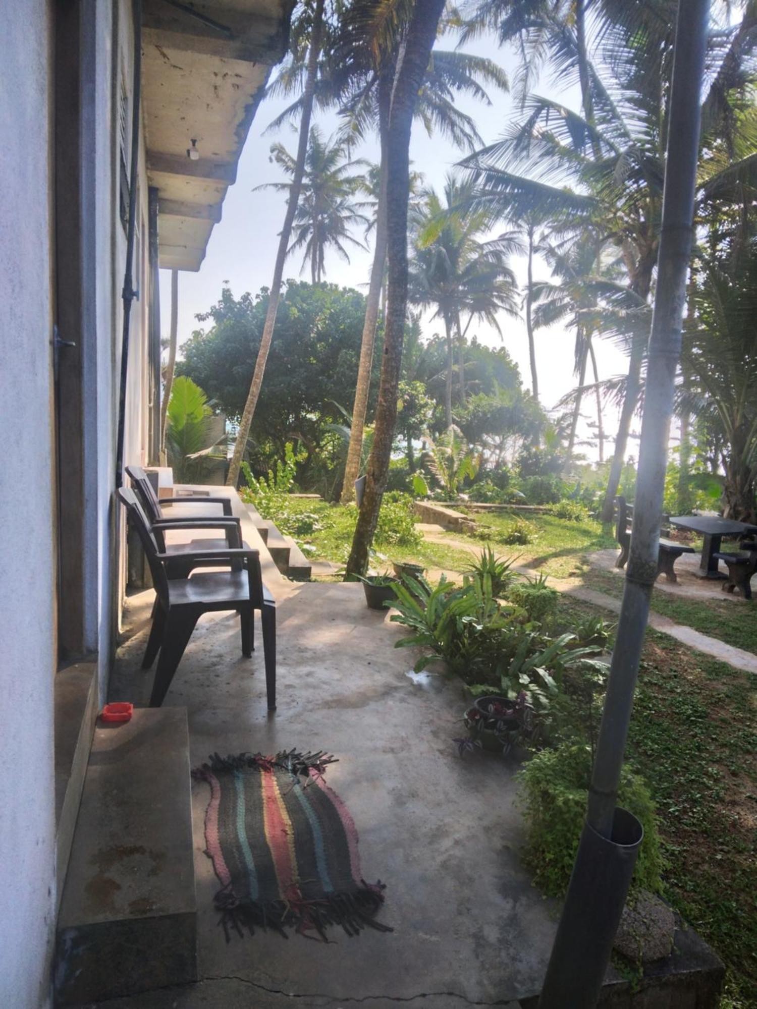 Sunray Rest - Beach View Homestay Mirissa Bagian luar foto