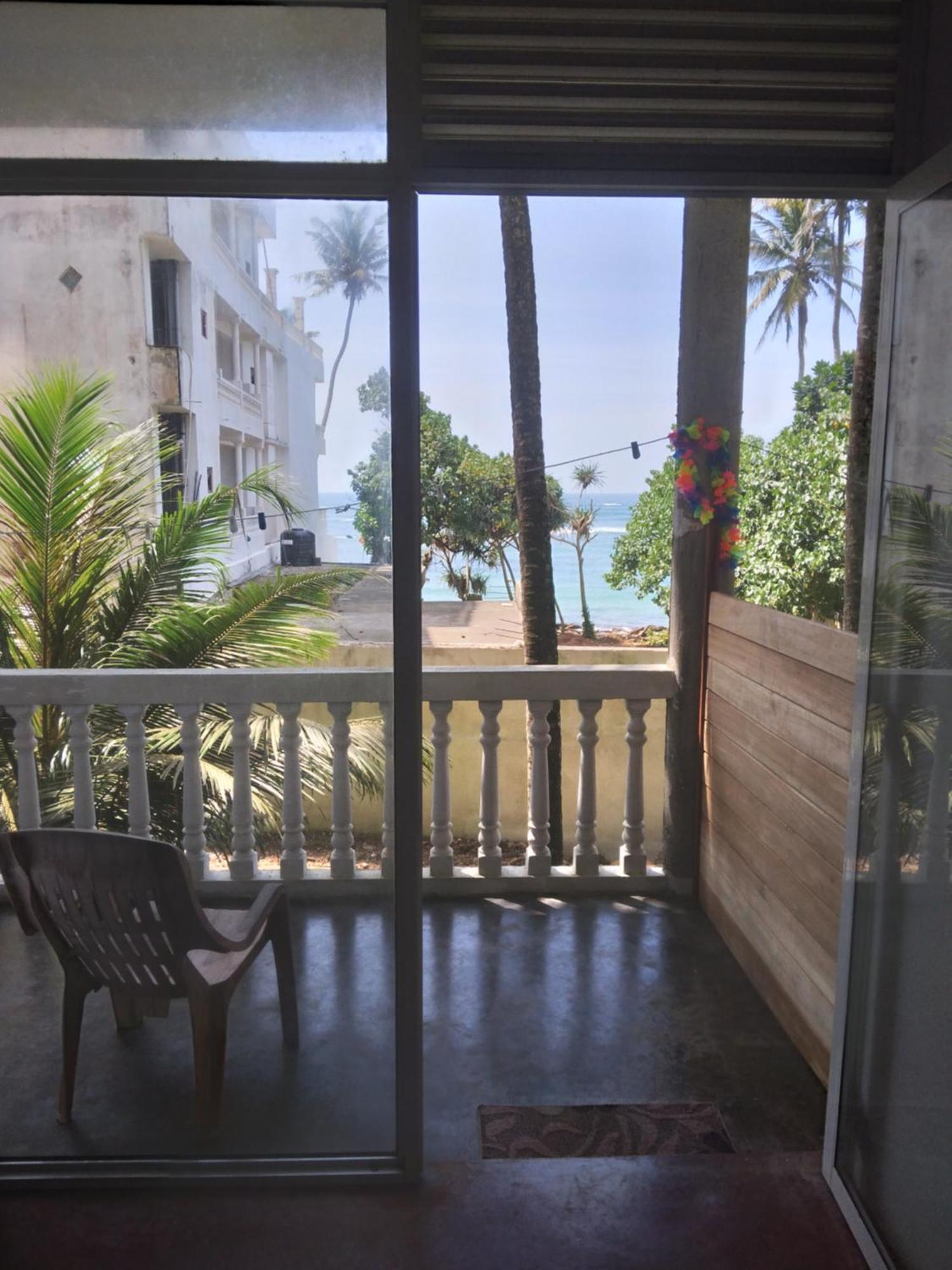 Sunray Rest - Beach View Homestay Mirissa Bagian luar foto