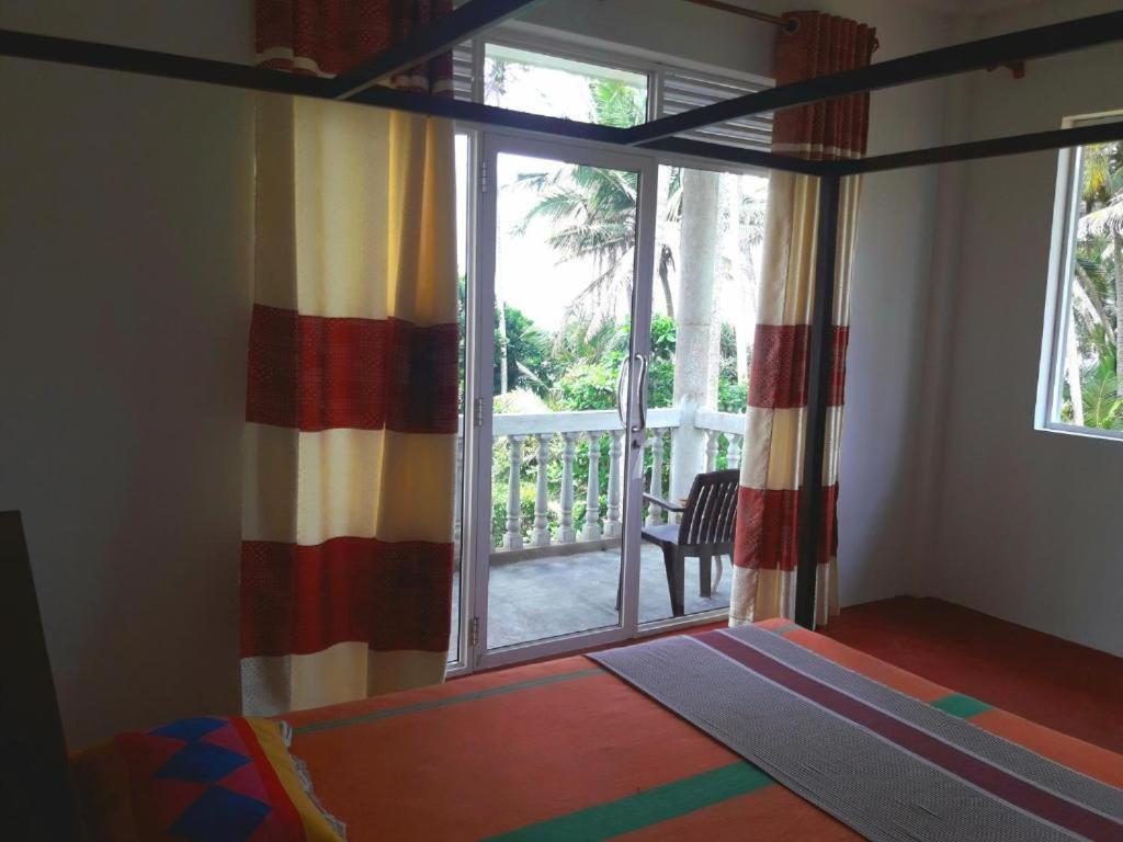 Sunray Rest - Beach View Homestay Mirissa Bagian luar foto