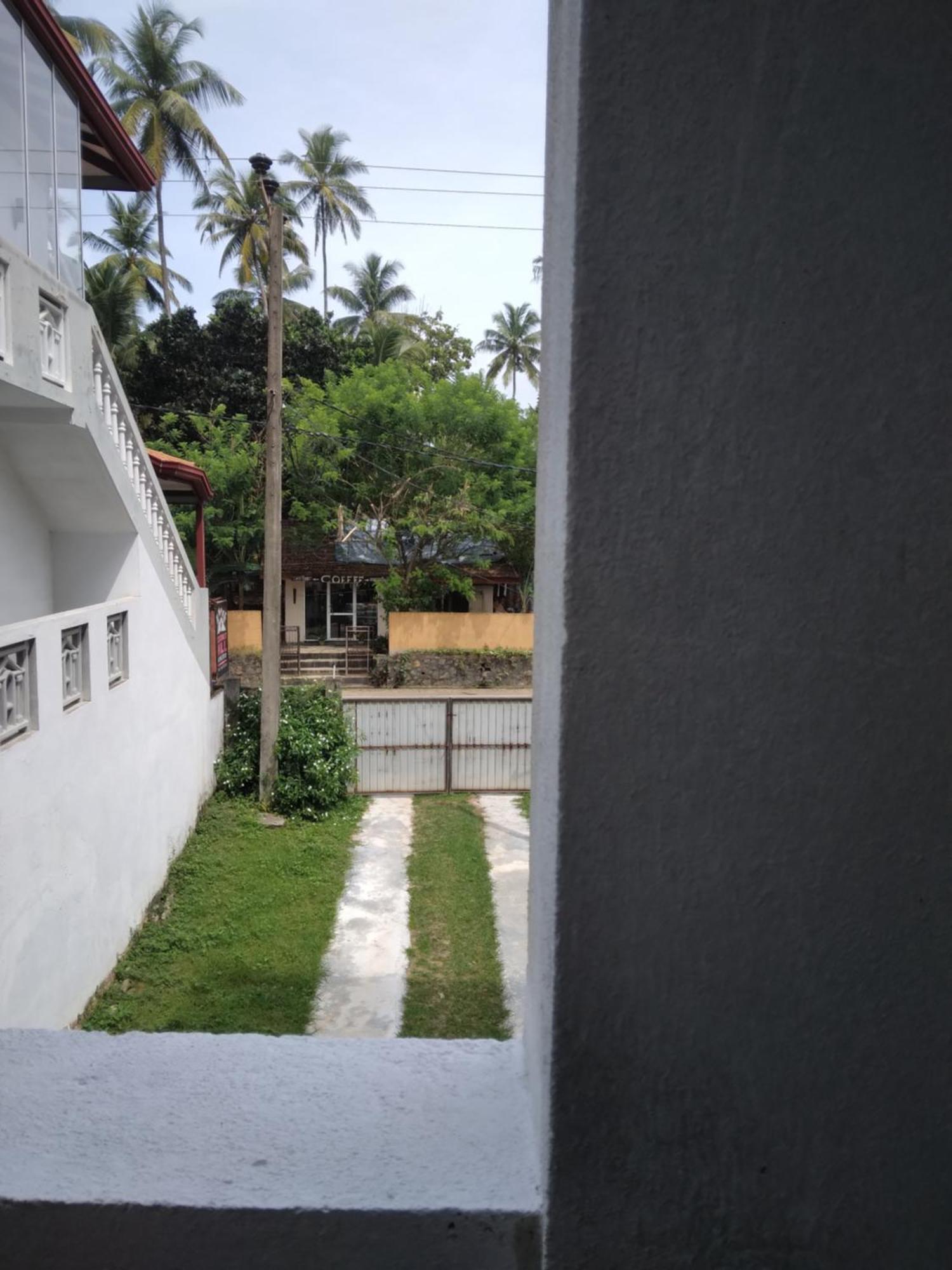 Sunray Rest - Beach View Homestay Mirissa Bagian luar foto