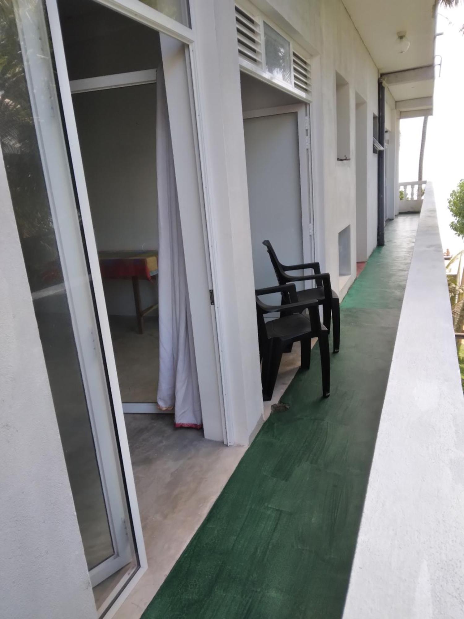 Sunray Rest - Beach View Homestay Mirissa Bagian luar foto