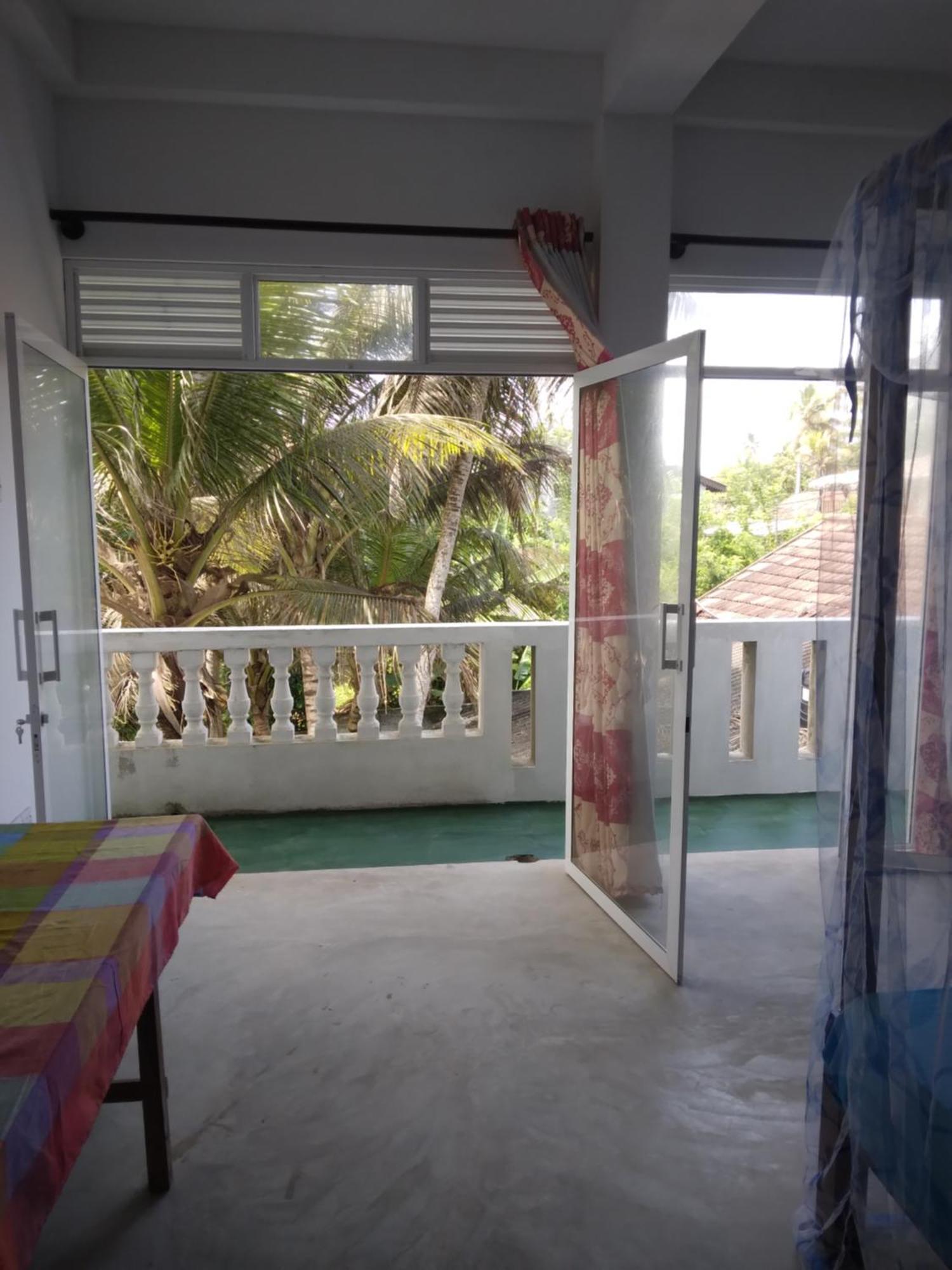 Sunray Rest - Beach View Homestay Mirissa Bagian luar foto