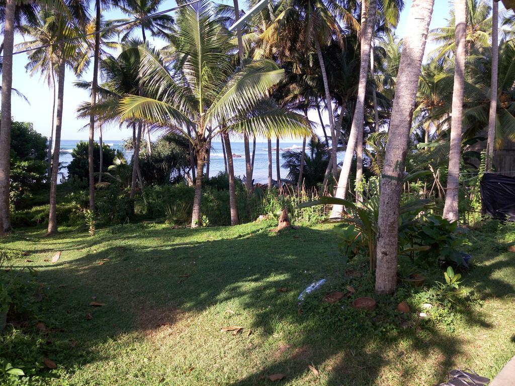 Sunray Rest - Beach View Homestay Mirissa Bagian luar foto