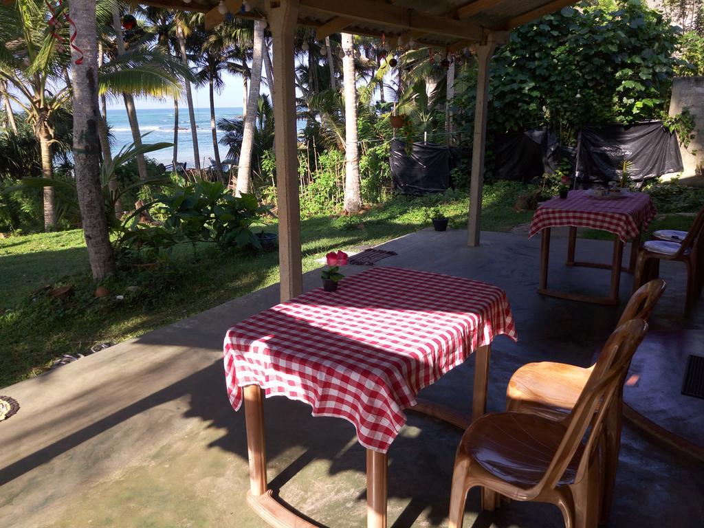 Sunray Rest - Beach View Homestay Mirissa Bagian luar foto