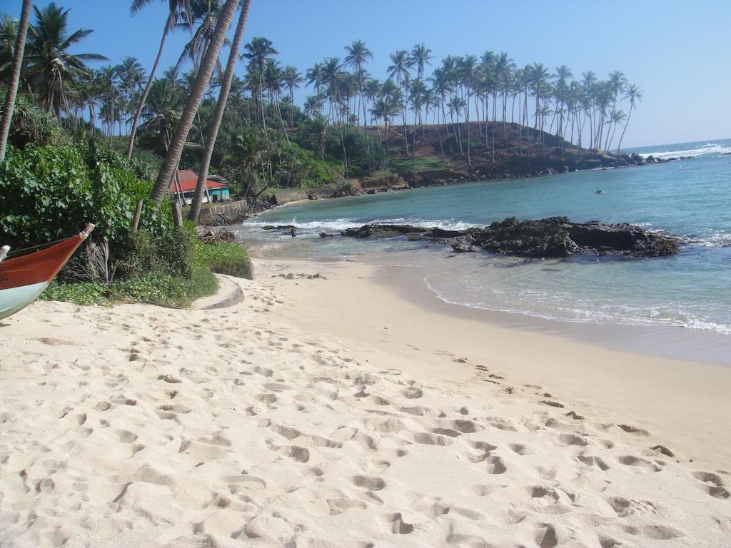 Sunray Rest - Beach View Homestay Mirissa Bagian luar foto