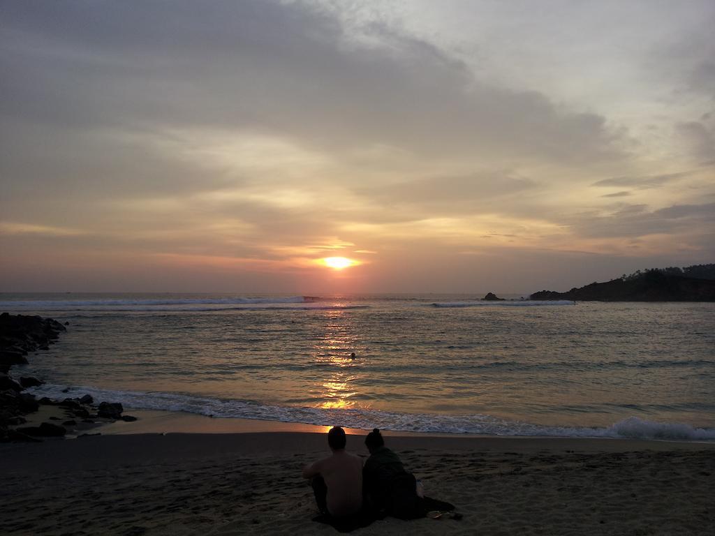 Sunray Rest - Beach View Homestay Mirissa Bagian luar foto