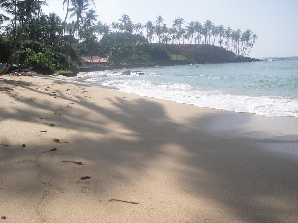 Sunray Rest - Beach View Homestay Mirissa Bagian luar foto