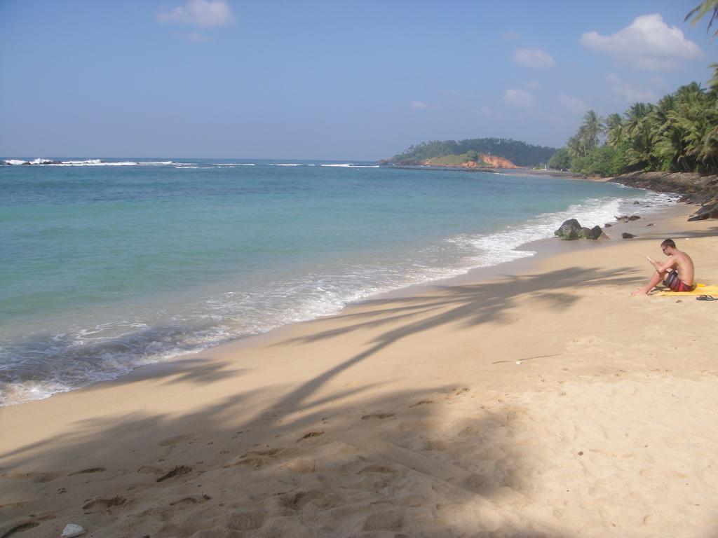 Sunray Rest - Beach View Homestay Mirissa Bagian luar foto