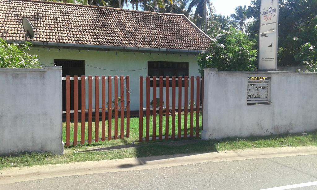 Sunray Rest - Beach View Homestay Mirissa Bagian luar foto