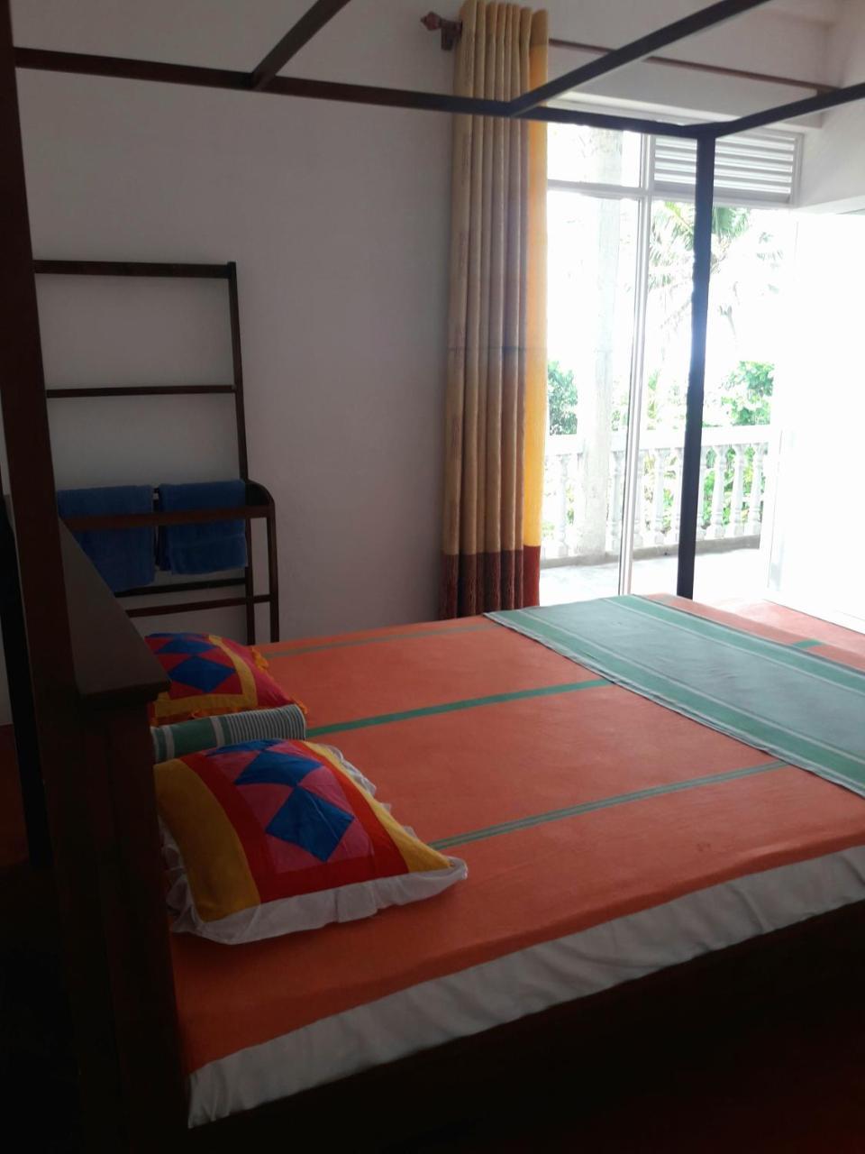 Sunray Rest - Beach View Homestay Mirissa Bagian luar foto