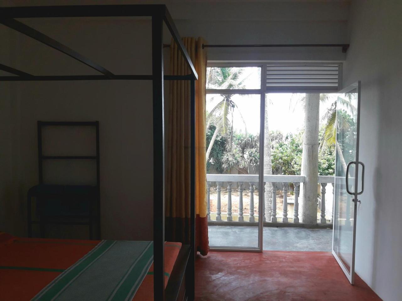 Sunray Rest - Beach View Homestay Mirissa Bagian luar foto