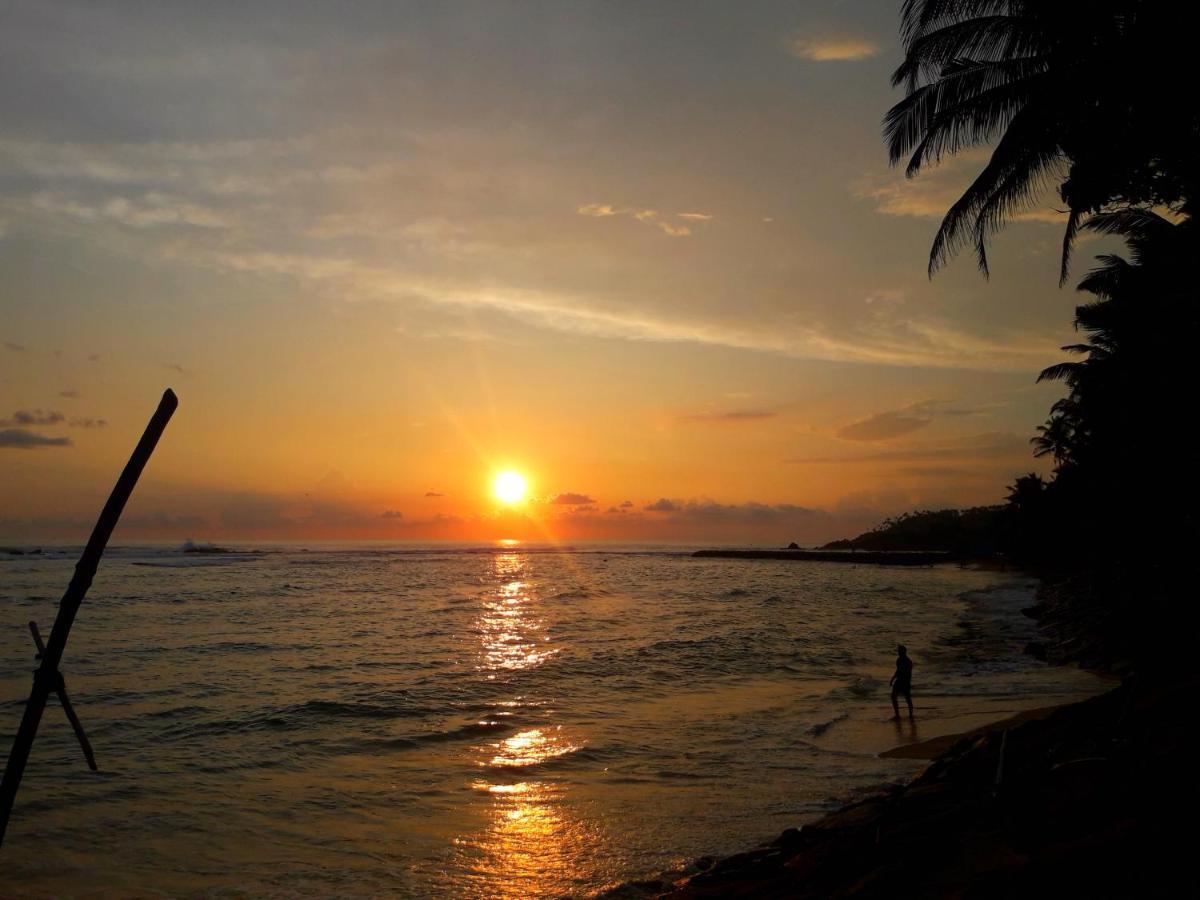Sunray Rest - Beach View Homestay Mirissa Bagian luar foto